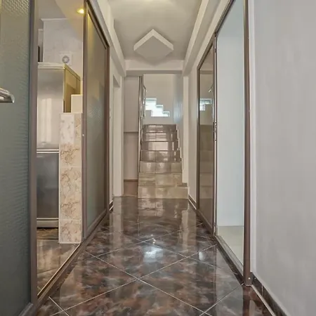 Monique By Cn2i Luxury Гостьовий будинок Брашов