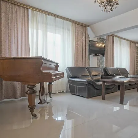 Monique By Cn2i Luxury Гостьовий будинок Брашов
