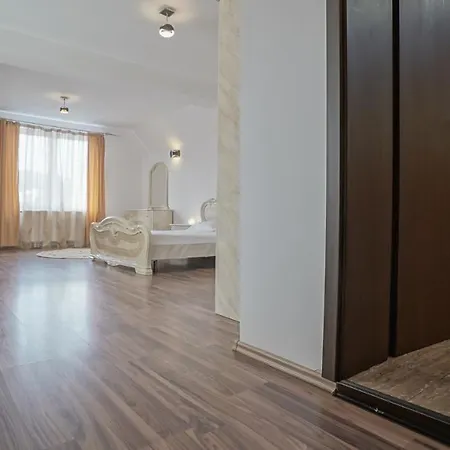 Monique By Cn2i Luxury Гостьовий будинок Брашов