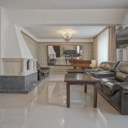 Гостьовий будинок Monique By Cn2i Luxury 3*